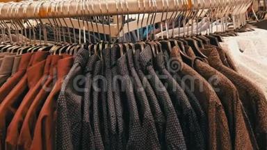 在购物中心的<strong>男装</strong>商<strong>店</strong>里，一排排各种时尚`男士衬衫在一个巨大的衣架上。